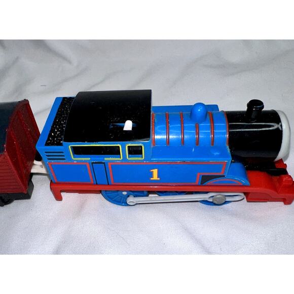 Thomas the Train Trackmaster Motorized Tank Engine Friends #1 2009 & Cargo Car - Picture 5 of 11